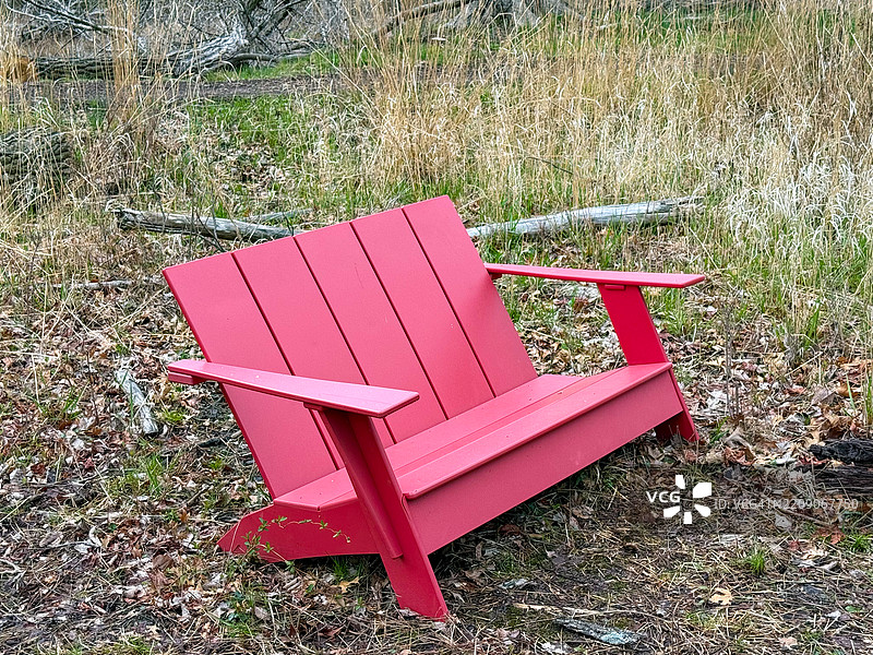 在提尼克溪保护区的红色阿迪朗达克椅子图片素材