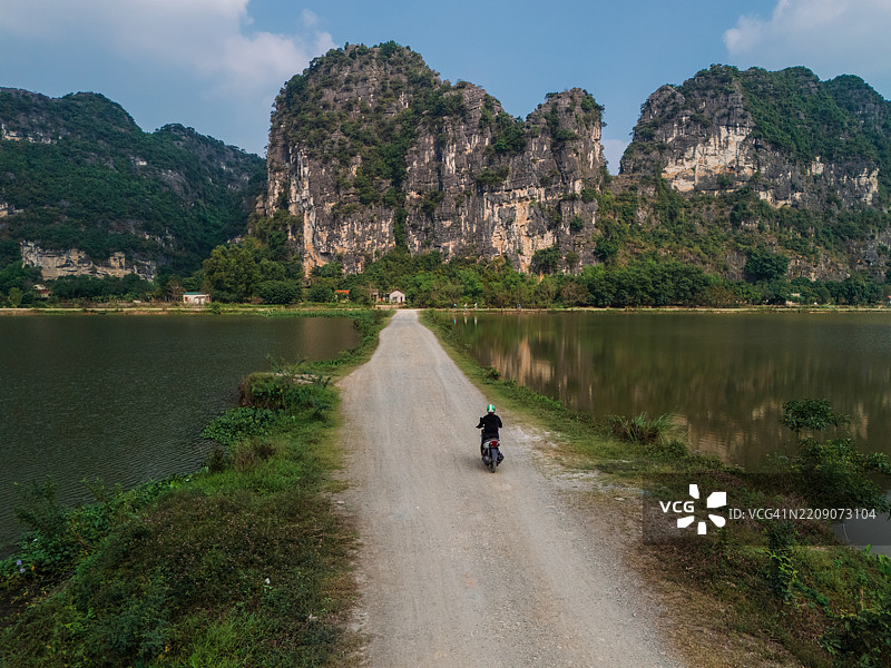 越南北部宁平喀斯特山脉间的公路鸟瞰图图片素材
