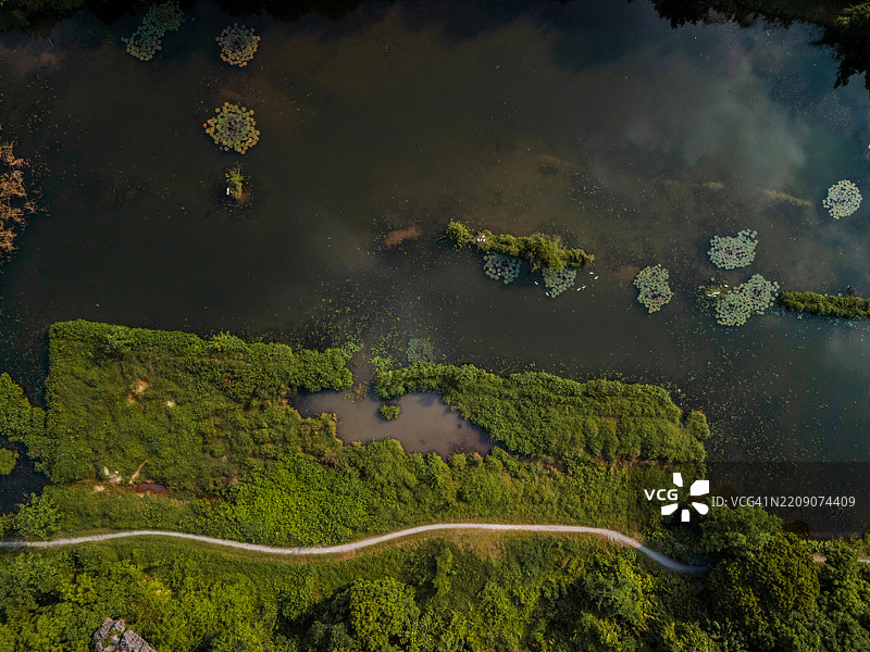 越南北部宁平喀斯特山脉间的公路鸟瞰图图片素材