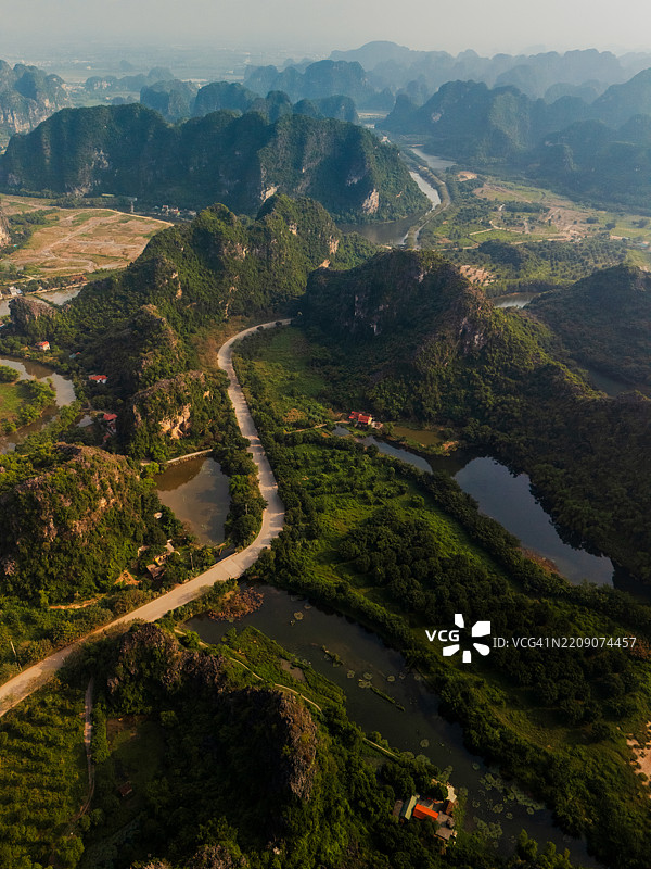 越南北部宁平喀斯特山脉间的公路鸟瞰图图片素材