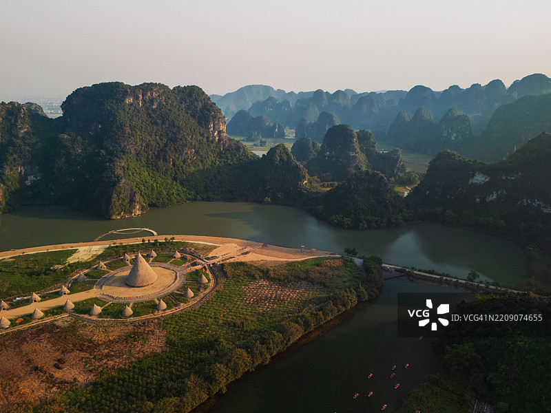越南宁平岛上的宝塔鸟瞰图图片素材
