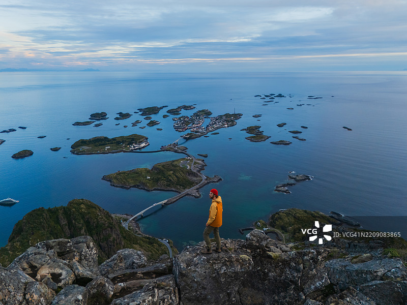挪威洛弗敦群岛上徒步旅行的男子鸟瞰图图片素材