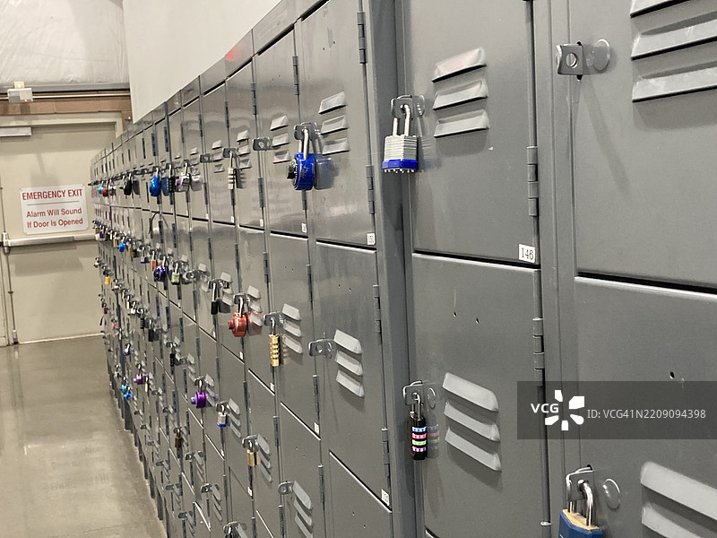 五彩锁的储物柜图片素材