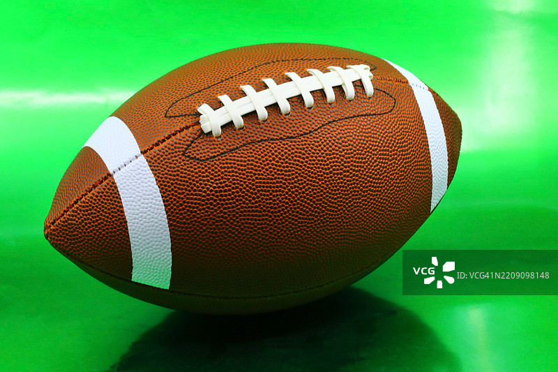 美国大学橄榄球在绿色场地上图片素材