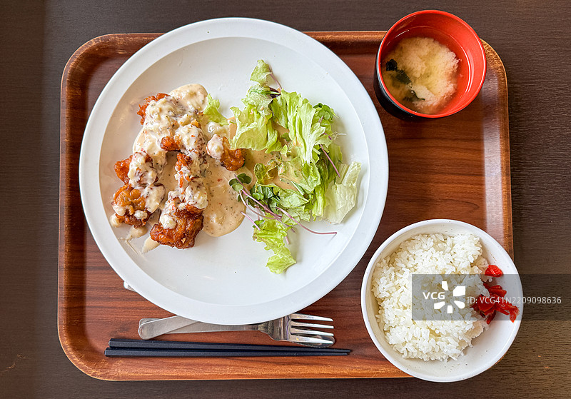 中式炸猪肉肚（炸物）配甜辣塔塔酱定食，在东京湾港的中华厨房自助餐厅供应图片素材