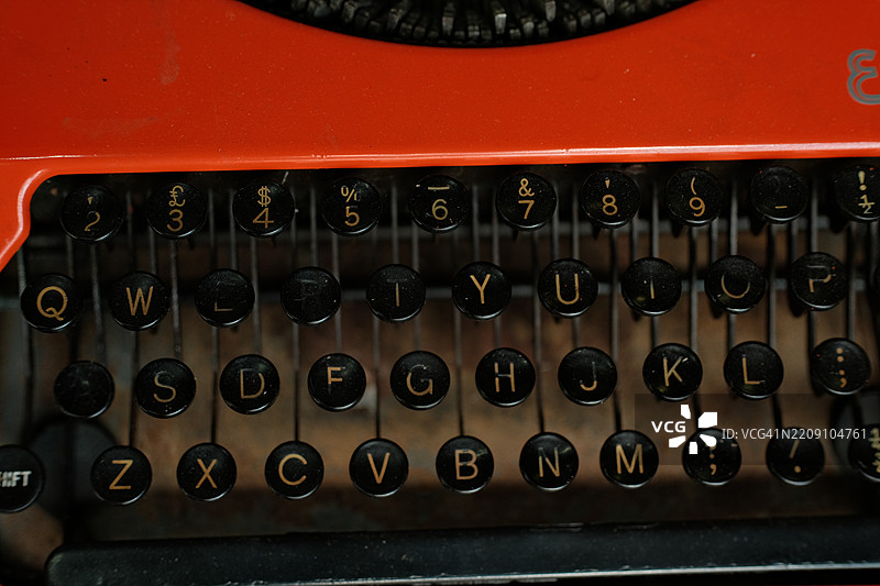 古董复古打字机的细节，带有键盘机制的部分剖面。图片素材