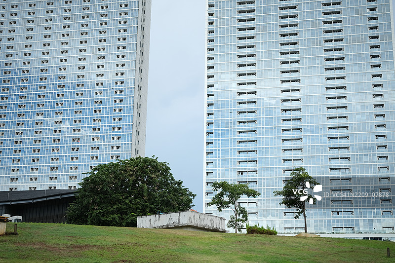 现代公寓大楼的低角度视图图片素材