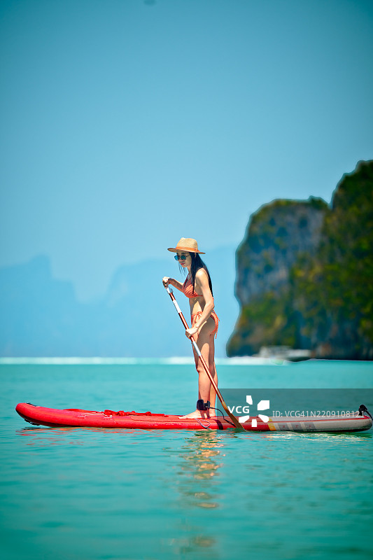 在泻湖中划桨图片素材