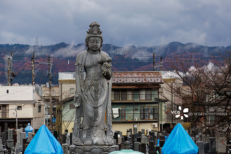 一座大型观音雕像。图片素材