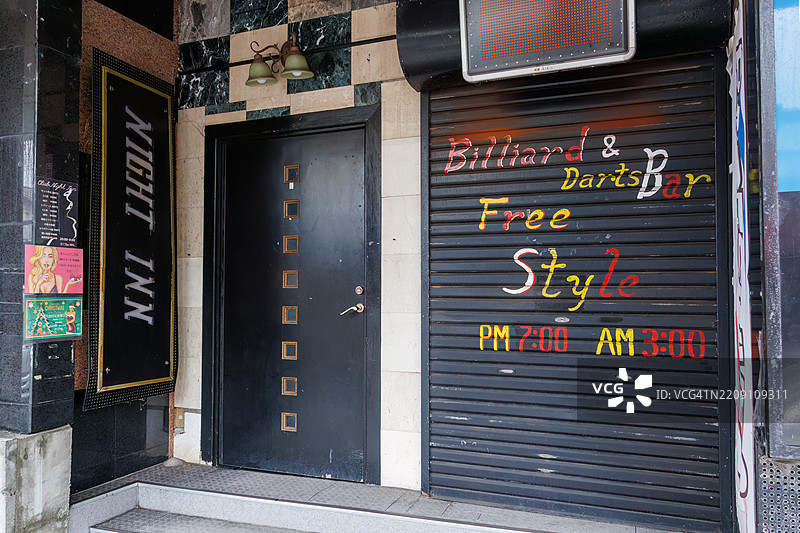 台球和飞镖商店及夜总会招牌。图片素材