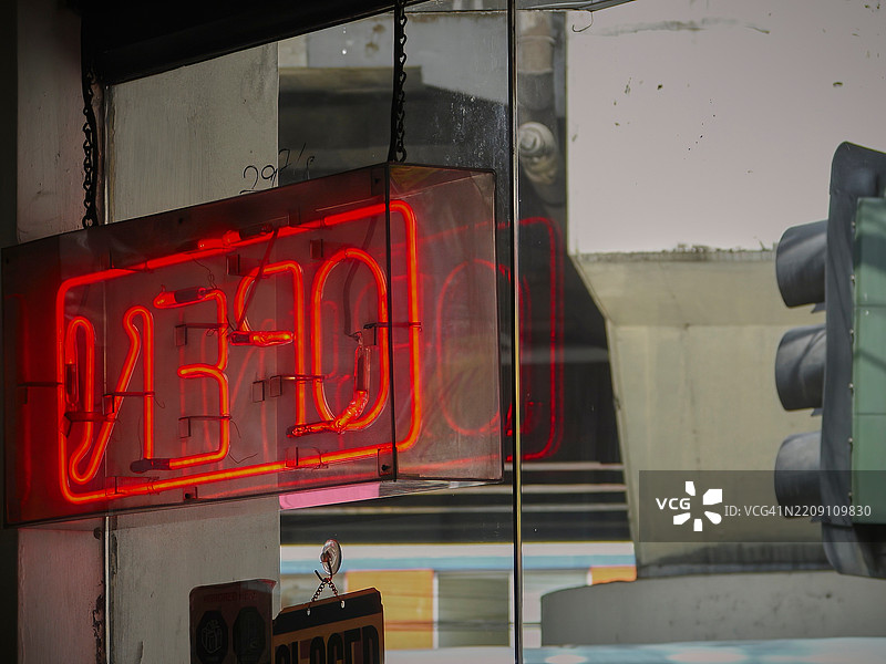 倒置的“开放”LED管道标识。图片素材