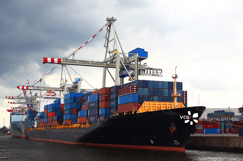 汉堡港的集装箱码头和大型集装箱船图片素材