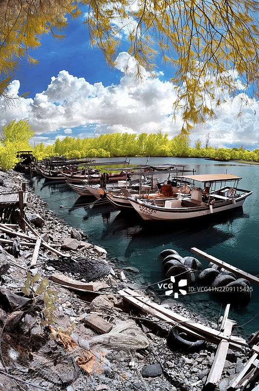 渔船静静停靠图片素材