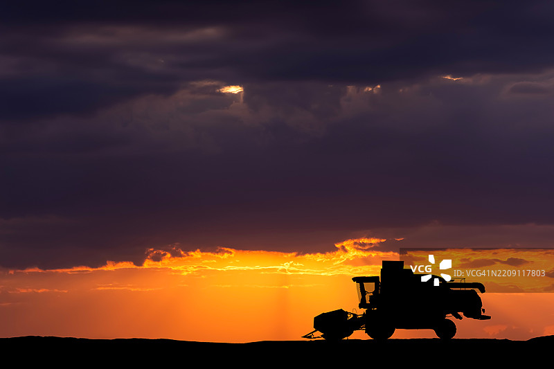 日落时分的联合收割机图片素材