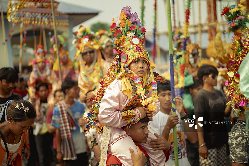泰雅族人在传统佛教受戒游行中演奏当地传统音乐图片素材