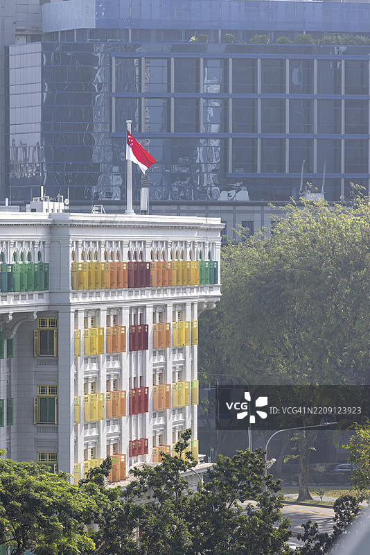 新加坡国旗在新加坡老山街警察局上空飘扬。图片素材