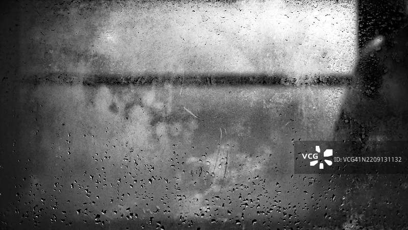 阳光透过的窗户特写，因雨水而显得肮脏和潮湿。黑白色调。纽约市长岛市，美国。图片素材