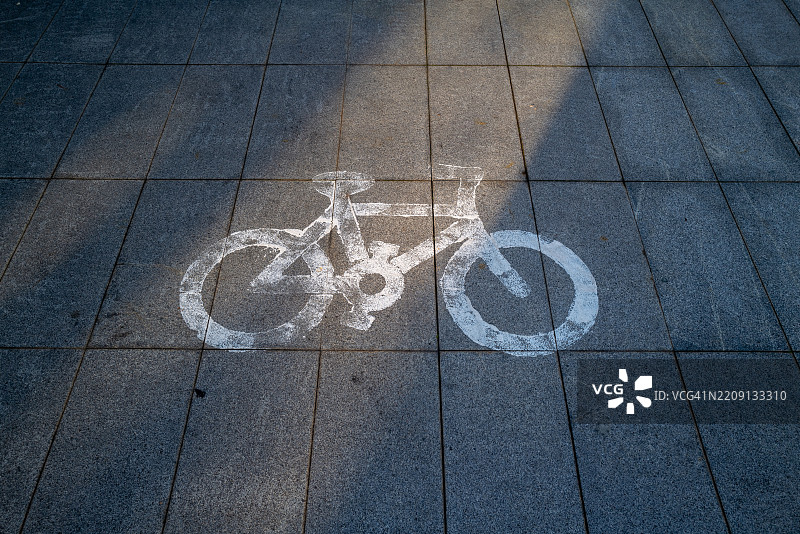 大理石地板上的自行车徽章图片素材