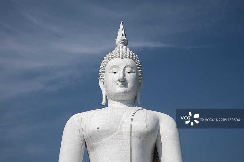 泰国安通的寺庙里一座巨大的白色佛像图片素材