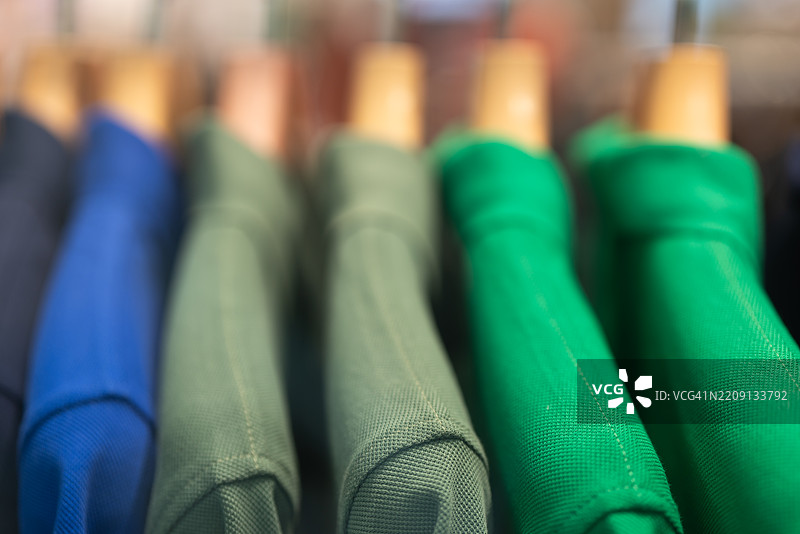 橱窗里的男士T恤图片素材