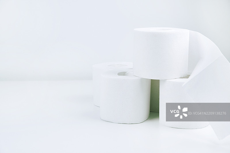 白色背景上的卫生纸卷。图片素材