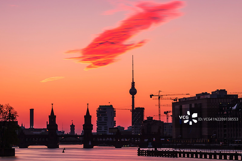 柏林城市天际线在日落时分，红色云彩映衬。图片素材