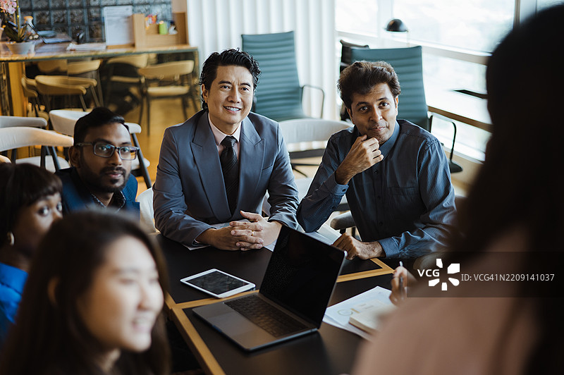 多种族的同事和经理专注地听团队成员的演讲图片素材