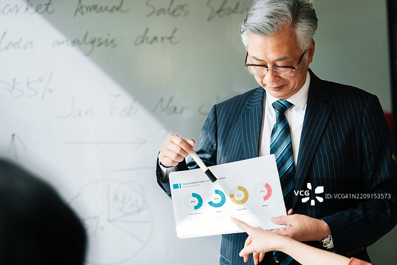 老年亚洲商人在会议中的肖像。图片素材