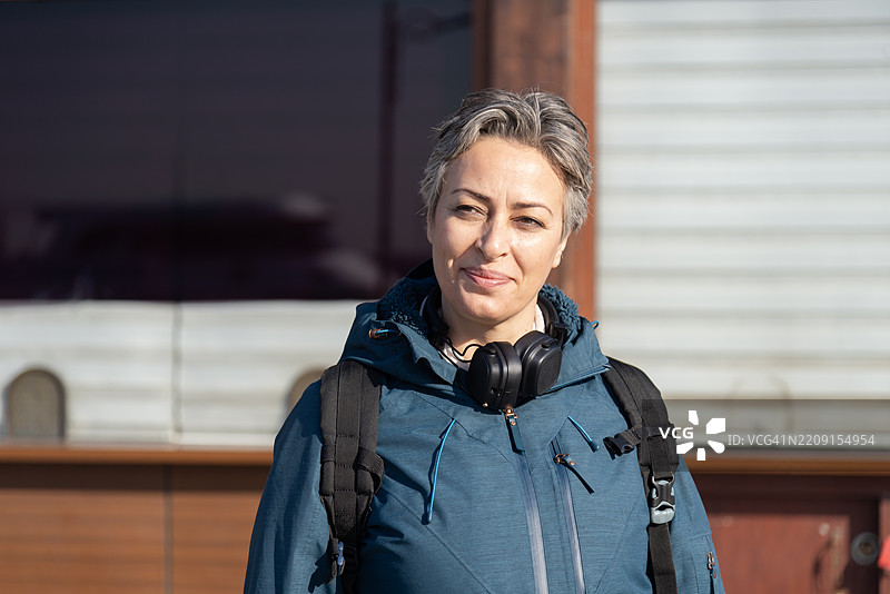 一位短发的快乐中年女性肖像图片素材