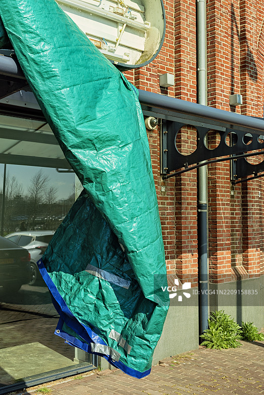 一大块折叠的绿色防水布图片素材