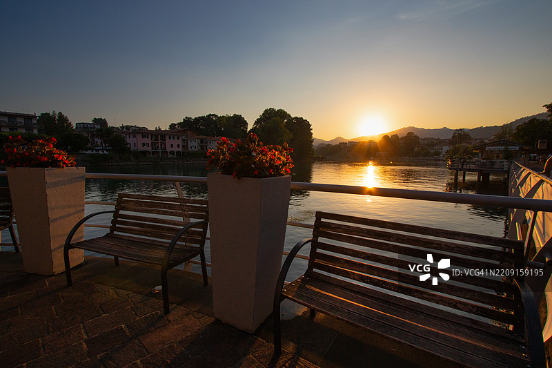 萨尔尼科，伊塞奥湖上的日落图片素材