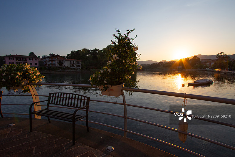 萨尔尼科，伊塞奥湖的日落图片素材