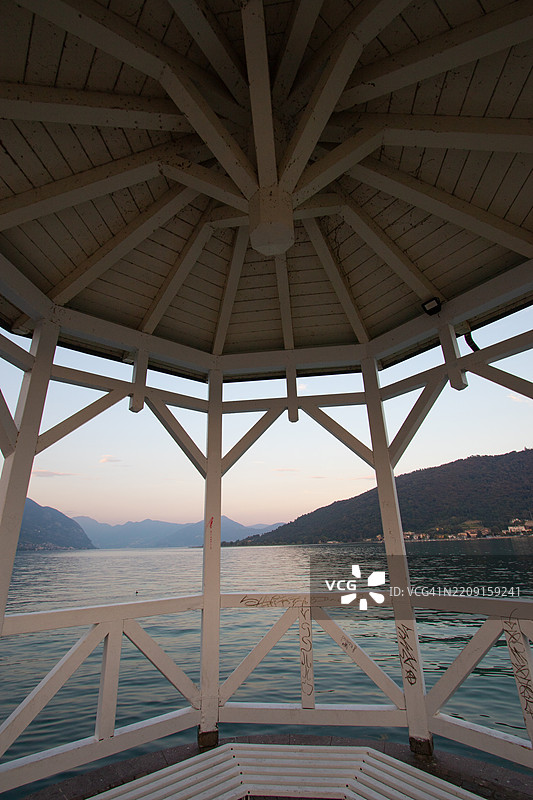 萨尔尼科，日落时分的伊塞奥湖景色图片素材