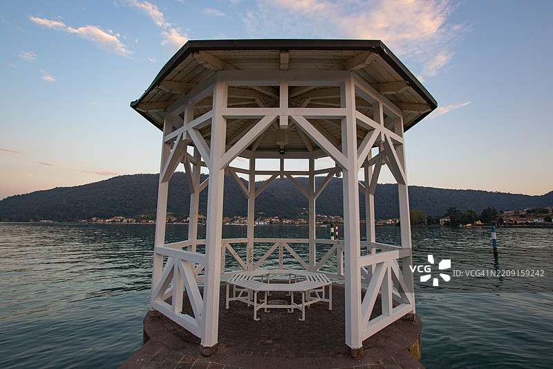 萨尔尼科，伊塞奥湖滨长廊上的凉亭图片素材