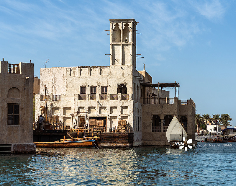 木船与传统的旧迪拜图片素材