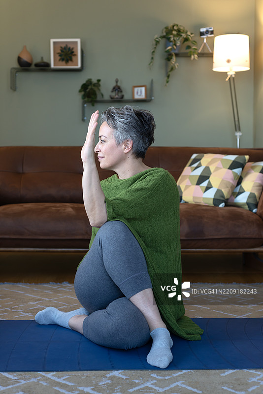 女性在家进行健身锻炼图片素材