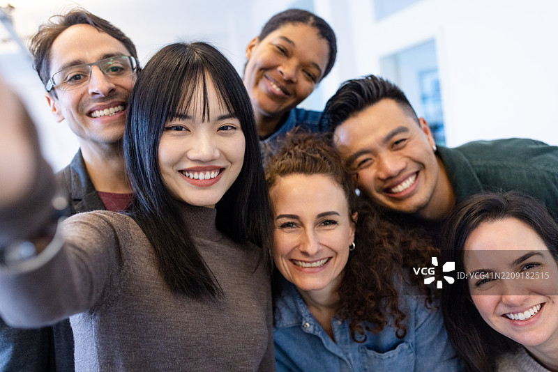 创业团队在共享办公空间享受休息时刻，拍摄自拍照图片素材