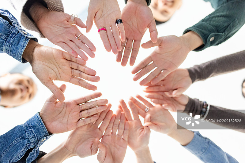 手叠在一起，展示团结与合作图片素材