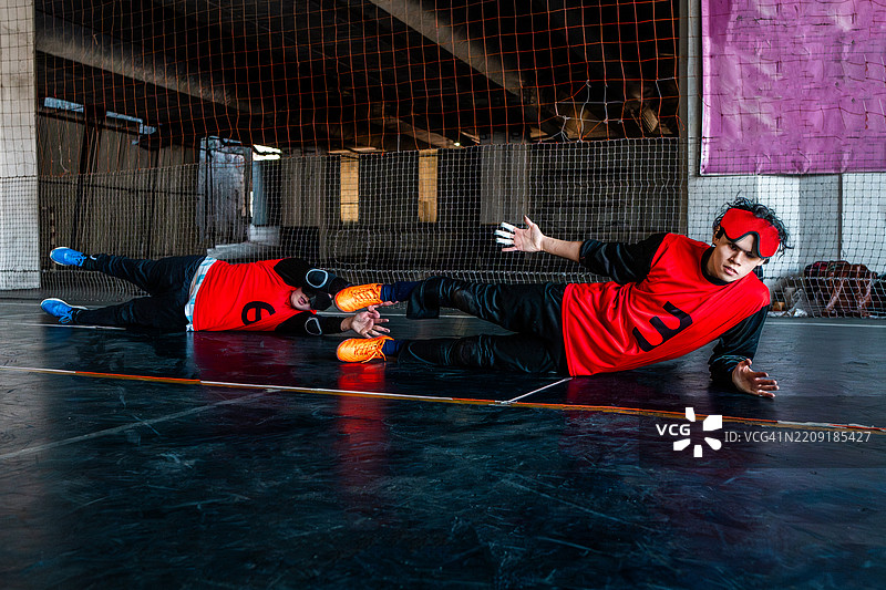 视障人士在运动场进行手球训练图片素材