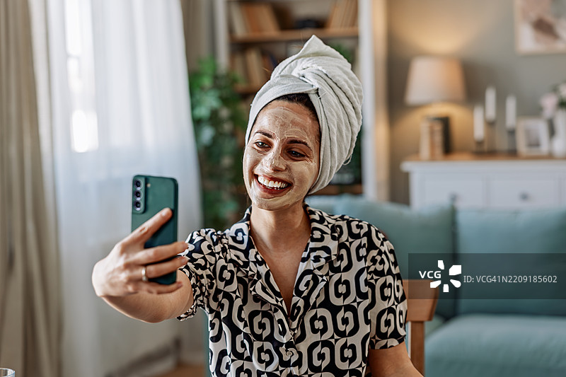 头上裹着毛巾的女人图片素材