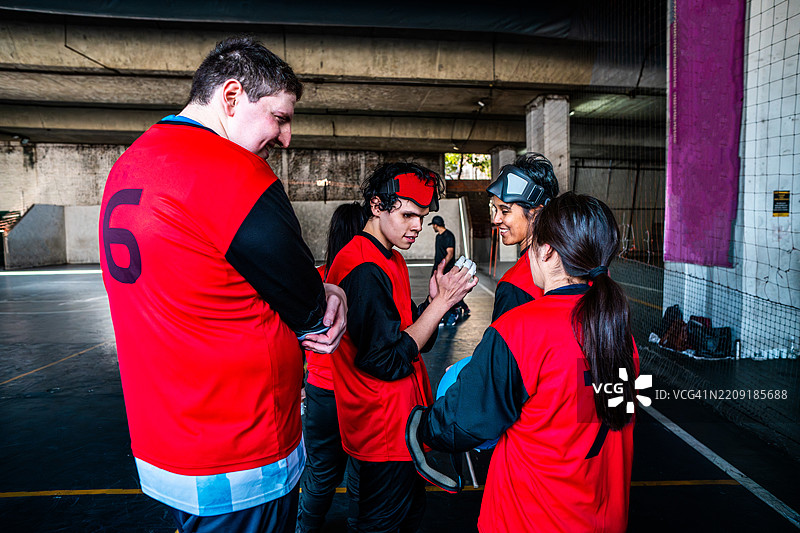 视障手球队在运动场上交谈图片素材