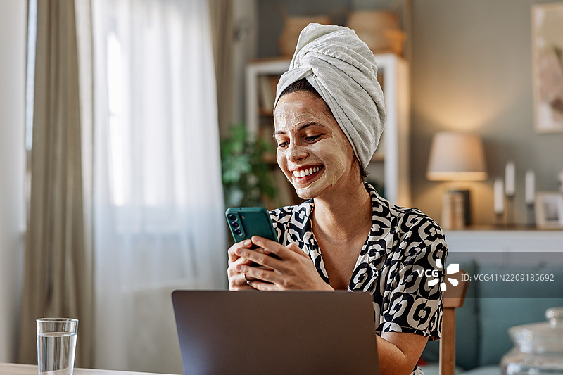 头上裹着毛巾的女人图片素材