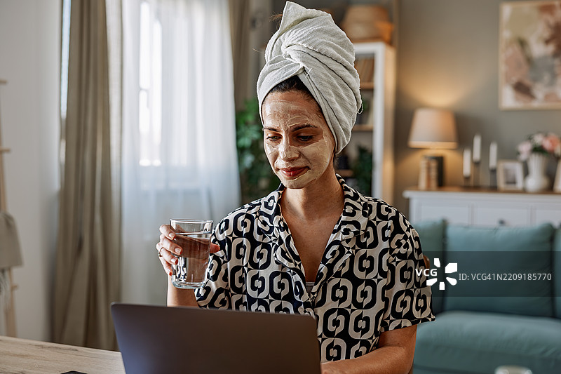 头上裹着毛巾的女人图片素材