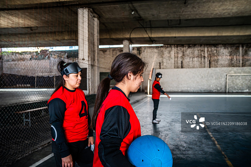 视力障碍者在运动场上打手球图片素材