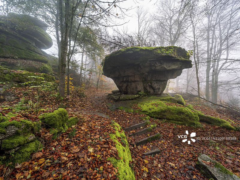 魔鬼桌岩石形成，格罗瑟瓦尔德斯坦，费希特尔山脉，上法兰肯，法兰肯，巴伐利亚，德国，欧洲图片素材
