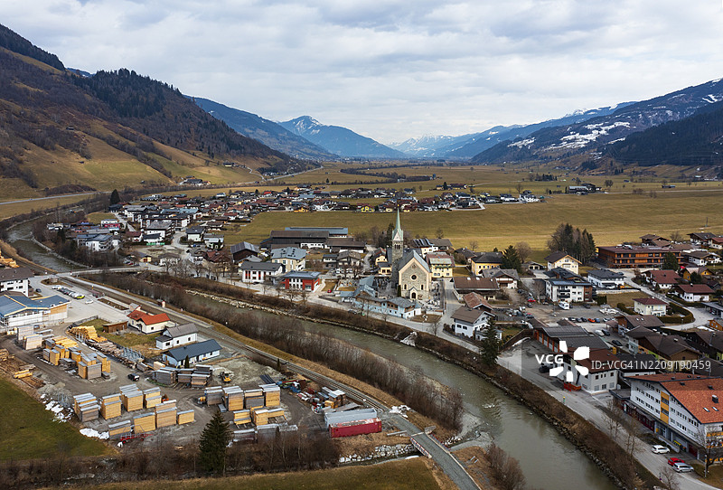 无人机图像，住宅建筑，村庄及教区教堂的景观，尼登希尔，萨尔察河，平茨高，萨尔茨堡省，奥地利，欧洲图片素材