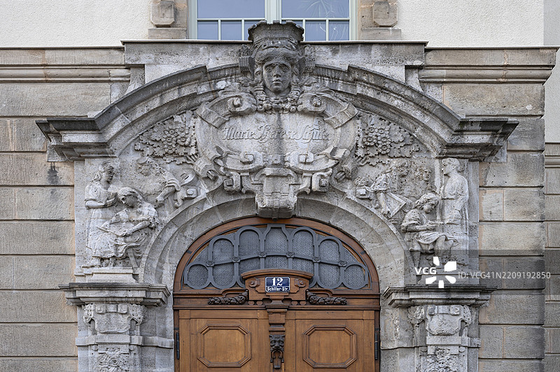 玛丽-特蕾莎文理中学的入口门廊细节，属于新巴洛克风格，建于1909年，地址：德国巴伐利亚州中弗兰肯地区厄尔朗根施勒街12号。图片素材