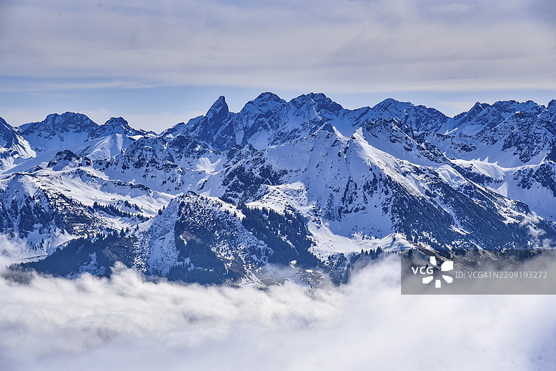 从克莱因瓦尔斯特谷的哈亨科普夫（2077米）俯瞰阿尔高高阿尔卑斯山，中央是特雷塔赫峰（2595米），奥地利，福拉尔贝格，欧洲图片素材