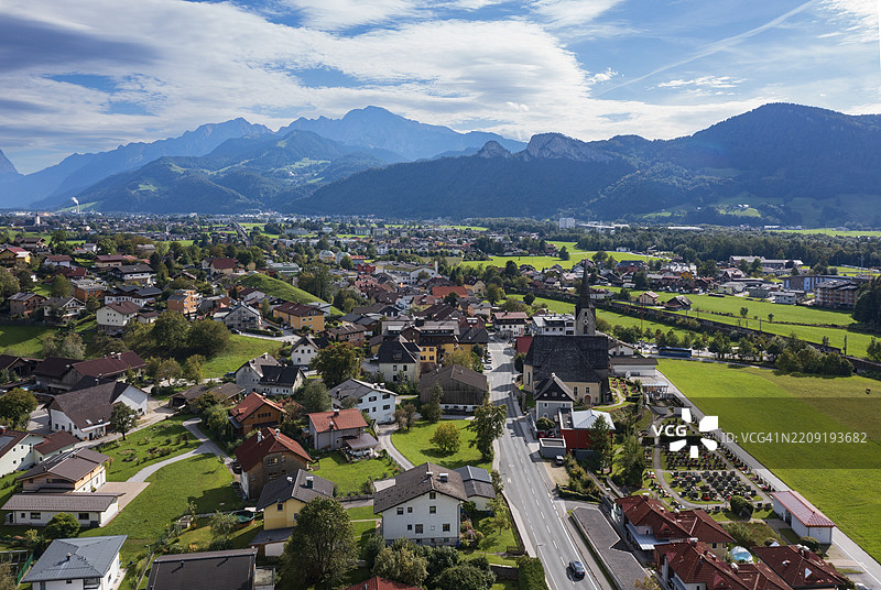 无人机图像,村庄与教堂的景观,位于奥地利萨尔茨堡省的哈雷因附近的普赫,萨尔扎赫谷,特嫩高图片素材