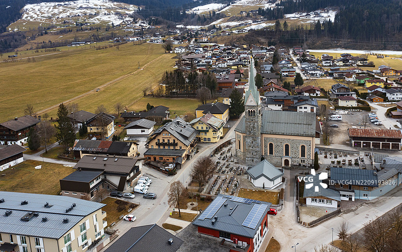 无人机拍摄的图像，住宅建筑，村庄及教区教堂的景观，尼登希尔，平茨高，萨尔茨堡省，奥地利，欧洲图片素材